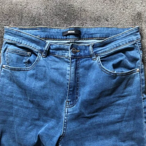  - Knappt använda jeans från Bikbok (Alexia)