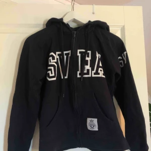  - Jättefin marinblå SVEA kofta || storlek S (passar xs också) || säljer för 100kr + frakt 