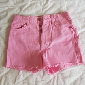  - Bubbelgumsrosa ripped shorts från H&M, aldrig använda med tag kvar (syns på bild). Kan ej ha dem då jag gått upp i storlek tyvärr.  Sists bilden är för att visa färgen i lite mer ljus. Originalpris 349;-   