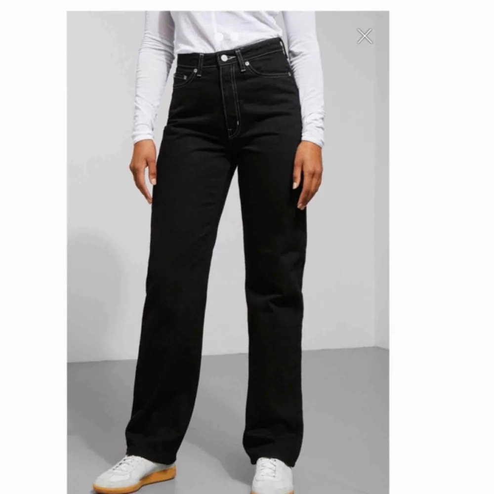 Svarta weekday jeans i modellen Row. Bra skick! Möts upp i Stockholm ✨ De är ej lika svarta som vid nyköp då det gått bort lite under tvätten... Jeans & Byxor.