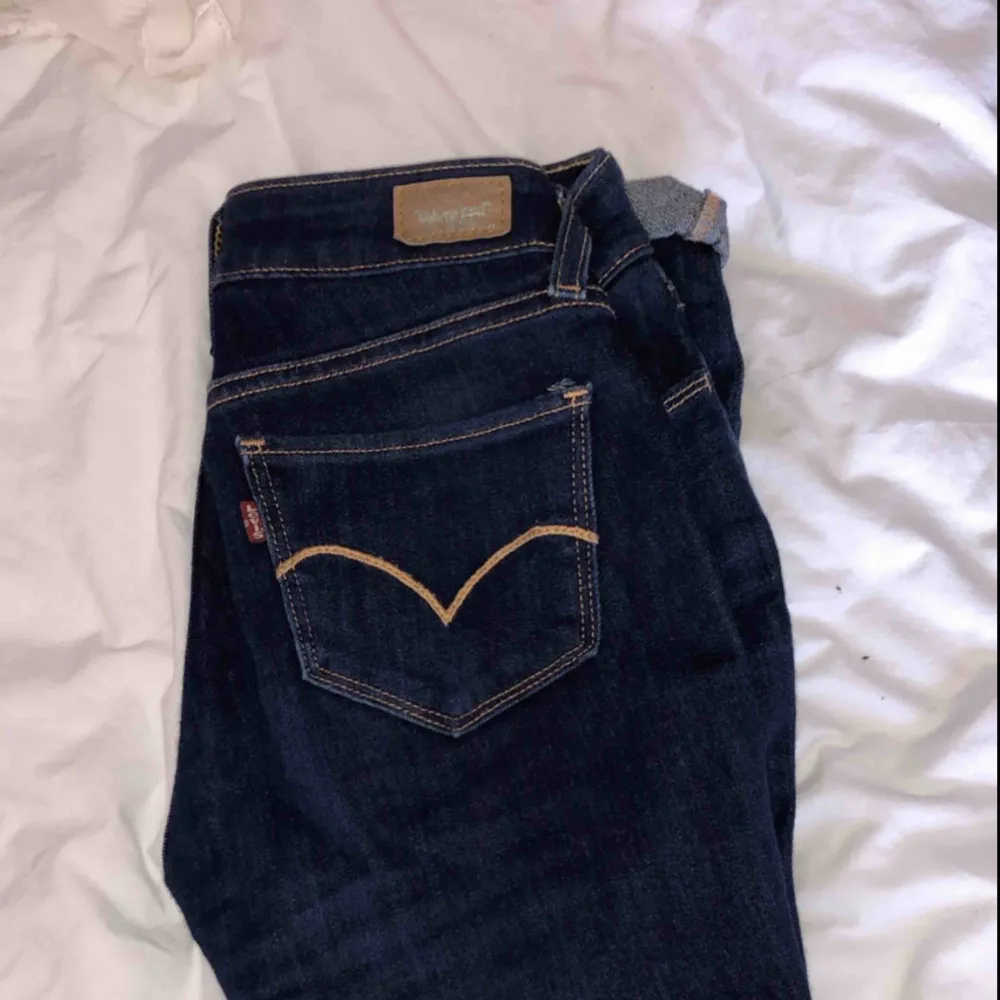 Marinblå levis jeans, endast använda ett fåtal gånger, nypris 999kr. Jeans & Byxor.