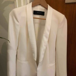  - Vit kavaj från zara. Sparsamt använd. Nypris ca 600.