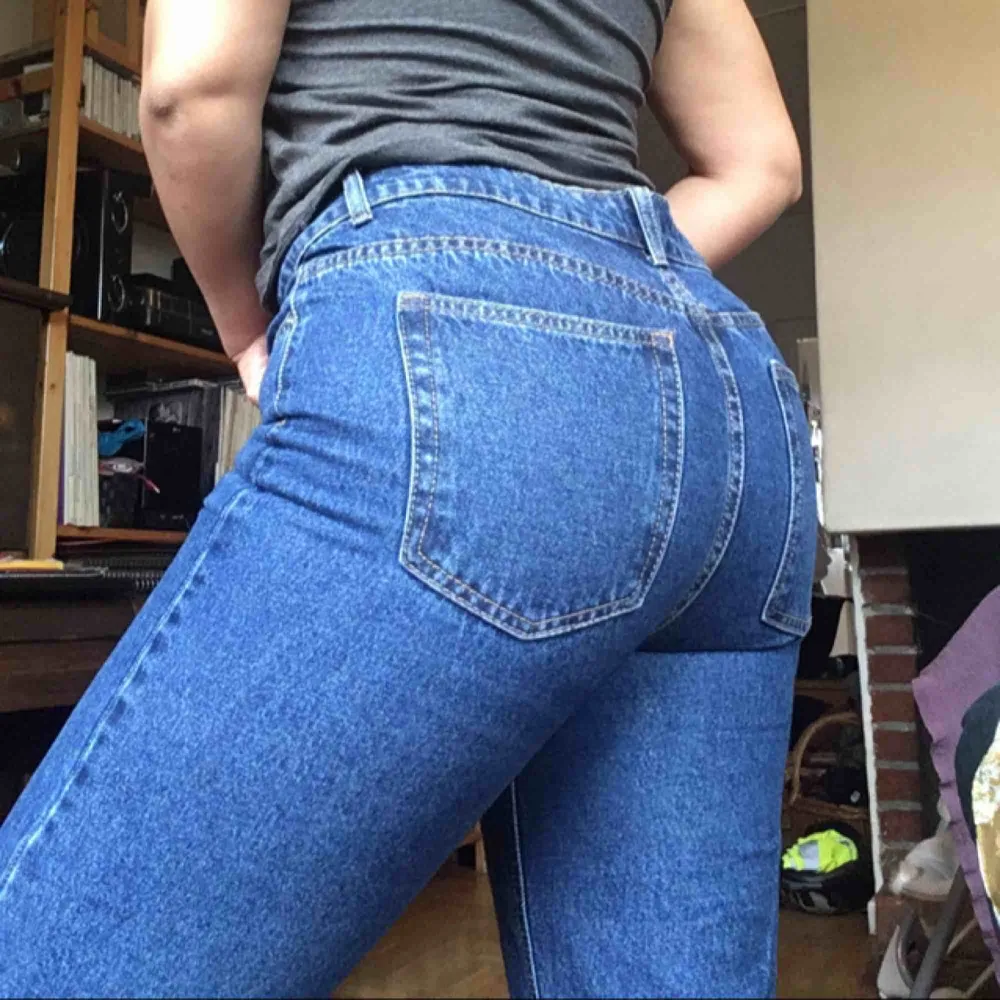 Nya jeans från Prettylittlething. Säljes då jag har två exakt likadana, de jag har på bilden är mina så de jag säljer är inte ens testade. Möts i Stockholm eller så tillkommer frakt . Jeans & Byxor.
