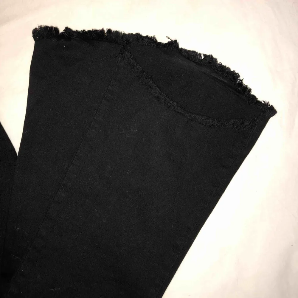 Flare/bootcut jeans med slitningar längst ner.  Storlek S i stretchigt material. Använda en gång.   Nypris 1300kr.. Jeans & Byxor.