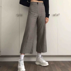  - Rutig byxa i culotte-stil, perfekt till våren! Storlek: 40, men sitter som 38. Nypris: 500 Välanvända men i fint skick. 
