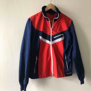  - Vintage fritidsjacka från Tenson. Made In Sweden. Storlek 42 på lappen vilket motsvarar s på denna. Kan hämtas i Uppsala eller skickas mot fraktkostnad 