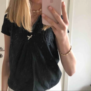  - Så fin Odd Molly blus. I väldigt bra skick.   Köparen står för frakt. Möts upp i centrala Stockholm.
