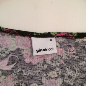 Linne med knappar från Gina tricot. - Linne med knappar från Gina tricot.