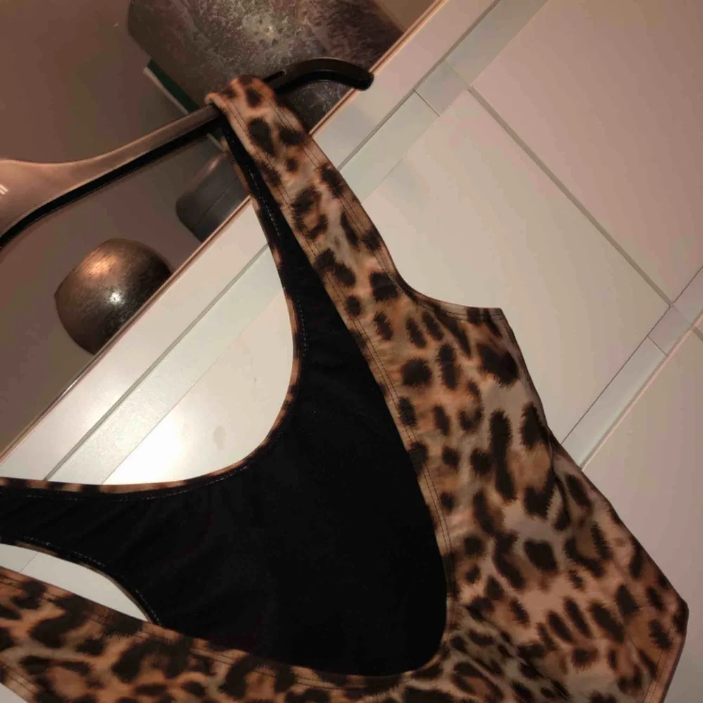 En snygg leopard baddräkt i storlek xs , bara använd för att testa. Nypris 249 kr från na-kd säljer den nu för 100 kr. . Övrigt.