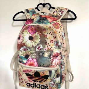  - En snygg ryggsäck från Adidas. Köparen betalar frakt
