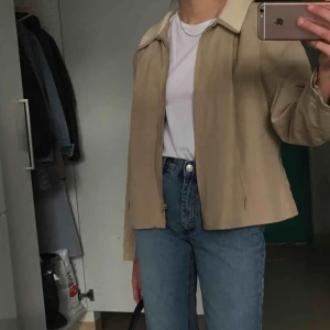  - Beige jacka köpt second hand