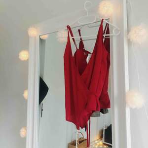 Helt oanvänt super fint rött siden linne från Linn Ahlborgs kollektion X NA-KD. Perfekt för sommarn! 