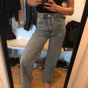 Skitsnygga trendiga jeans från H&M!  Jag köpte dem för ett par veckor sedan, men insåg efter första användningen att de är lite för stora för mig.   Inköpta för 399kr.    Möts gärna upp i Göteborg! Annars tillkommer frakt :) 