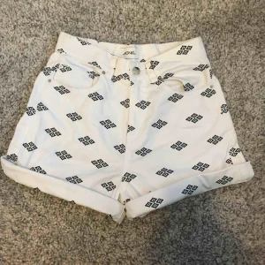  - Jeansshorts med hög midja och fickor bak- och framtill. Passar en normal S. Köparen står för frakt 👗
