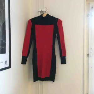  - H&M x BALMAIN Aldrig använd men mycket fin! Lite tjockare i materialet och har mindre axelvaddar. Köparen står för frakt 👗