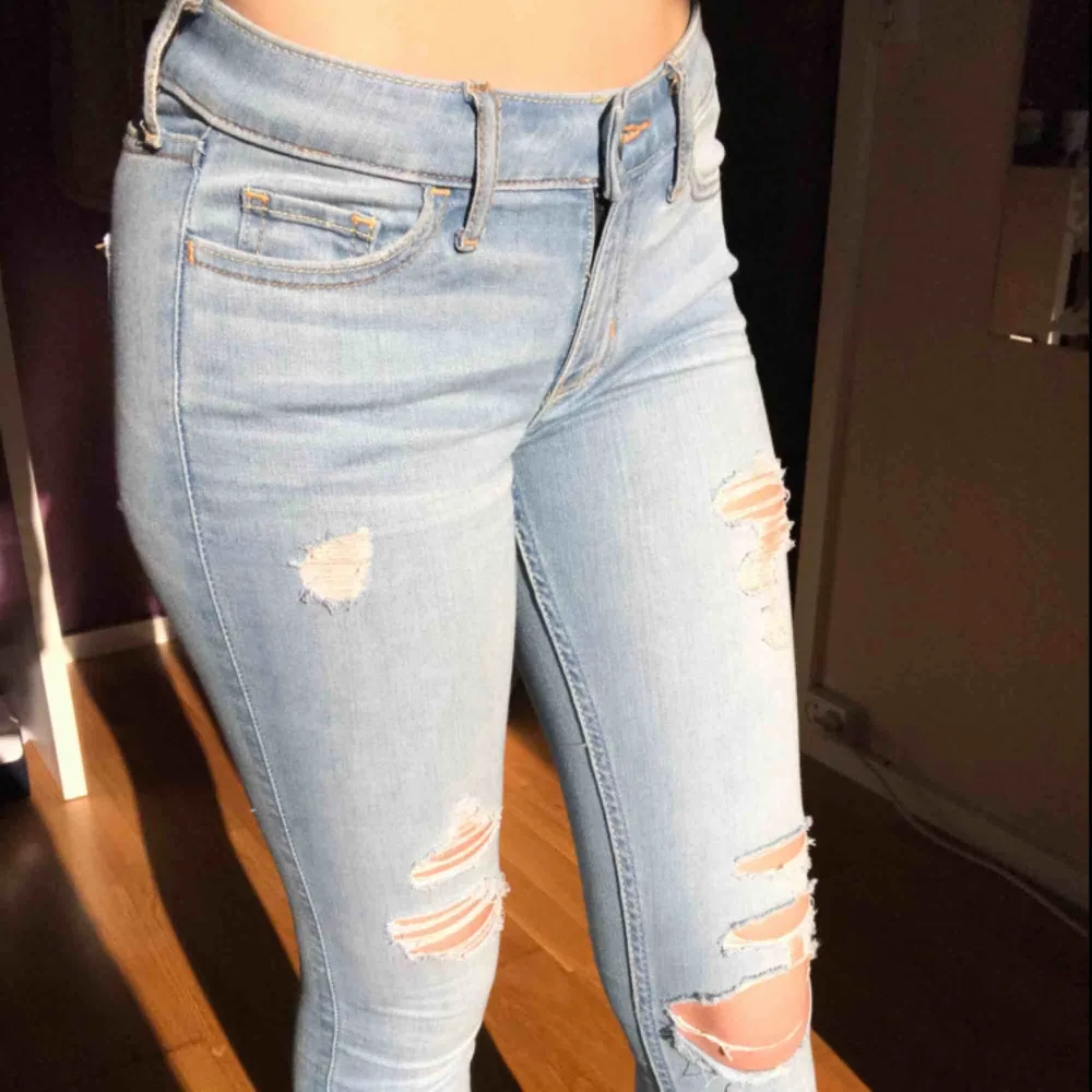 Snygga ljusa jeans med hål från Hollister, äkta! Knappt använda. Strl W24 L33, nypris 599kr😊. Jeans & Byxor.
