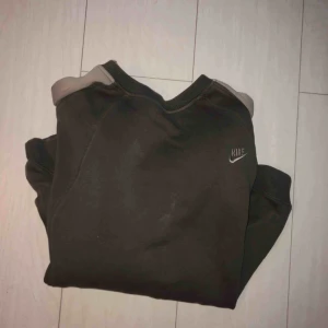  - Vintage nike crewneck, oversized modell. Köpt på way out west 2016 så har deras limited edition tryck på ryggen. Skitsnygg grön färg med beiga detaljer.