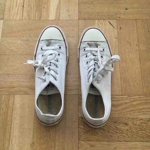 vita converse strl 39 :)  - Vita låga Converse i använt skick! 