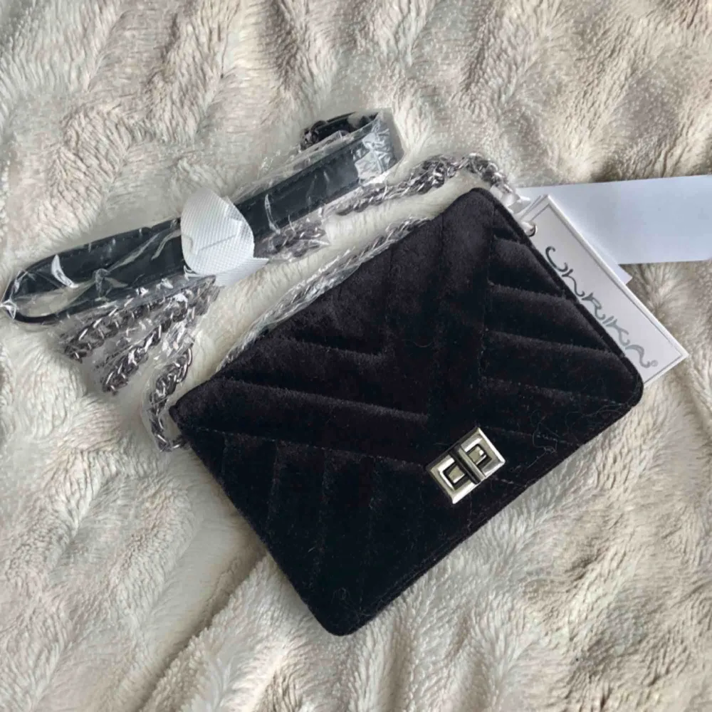 Helt ny svart sammetsväska med grå kedja. En lite mindre väska, aldrig använd! Köpare står för frakt!😊. Väskor.