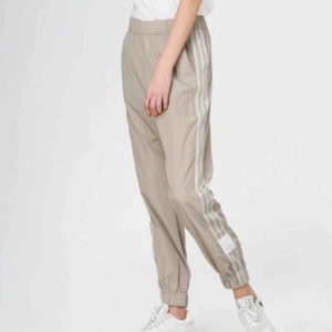  - Byxor från Adidas (ADIBREAK TP).  Färg: beige (light Brown)  Bra skick! Betalning sker via swish⭐️