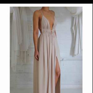 Säljer denna klänningen, aldrig använd! Passar storlek S & M eftersom man knyter den själv! Frakt tillkommer 