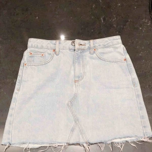  - Jeans Kjol från Urban Outfitters använd fåtal gånger.  Storlek XS  Säljer då den är för liten för mig.  Köpt för 300kr men säljer för 125kr  Pris kan diskuteras 