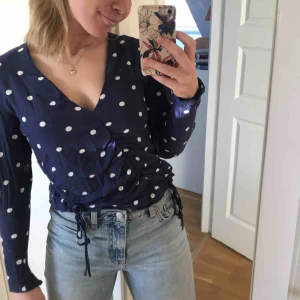  - Söt blus från h&m, storlek 36! Frakt tillkommer 