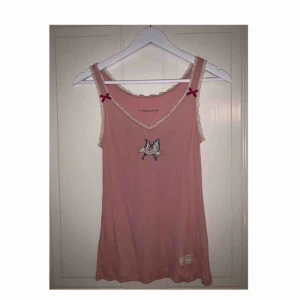  - Rosa Odd Molly linne med spetsdetalj & rosetter. Storlek 1 vilket är som S. Frakt tillkommer.