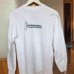  - väldigt sparsamt använd så ingen aning hur d blev ett litet hål i armhålan? går säkert att sy ihop med något stygn men verkligen inget man ser eller tänker på