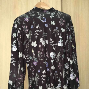  - Tunn och väldigt stretchigt material, bra passform. Vida armar. XS men Passar S. Använd 1-2 gånger. Priset inkluderar frakt. Kan hämtas i Strängnäs annars!