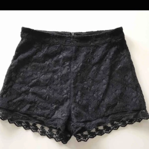  - Svarta höga spets shorts från Lindex.  Storlek 34. Dragkedja baktill, i mycket fint skick!   Frakt tillkommer! 