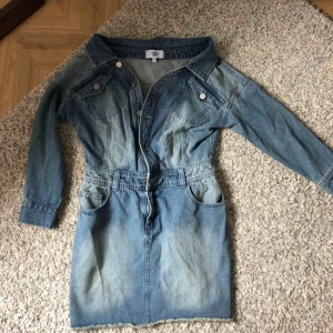  - Rebecca Stella jeansklänning, storlek S! Sjukt fin, men har inte fått användning för den. Kan mötas upp i Täby eller centrala Stockholm eller posta mot en liten avgift! Hör av dig vid frågor ☀️