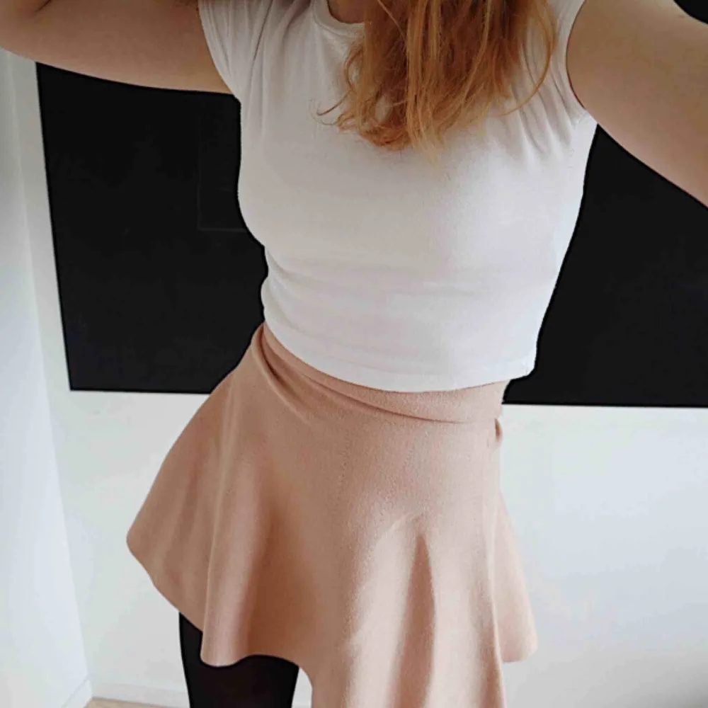 jätte söt puderrosa kjol från BikBok. nästan oanvänd! 🛒 kan möttas i Helsingborg. Frakt är inte säkert. . Kjolar.