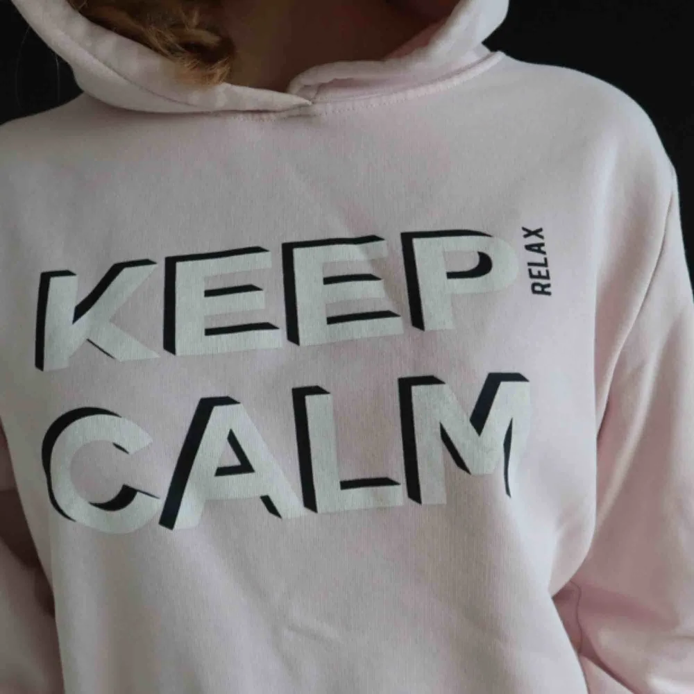 pastel pink hoodie that reminds you to ‘keep calm, relax’. was one of my favorite hoodies for being so comfortable and soft 🛒 kan möttas i Helsingborg. Frakt är inte säkert. . Hoodies.