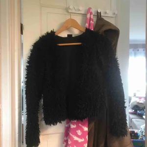  - Säljer en lurvig skön enklare ”jacka” som man kan klä sig fint i till sommaren. Den är 1år gammal och är i bra skick!!