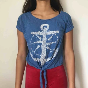  - En blå topp gjord av organic cotton och har ett vitt tryck på framsidan i form av ett ankare. Kommer från Gina Tricot och kostar 75kr inklusive frakt. 