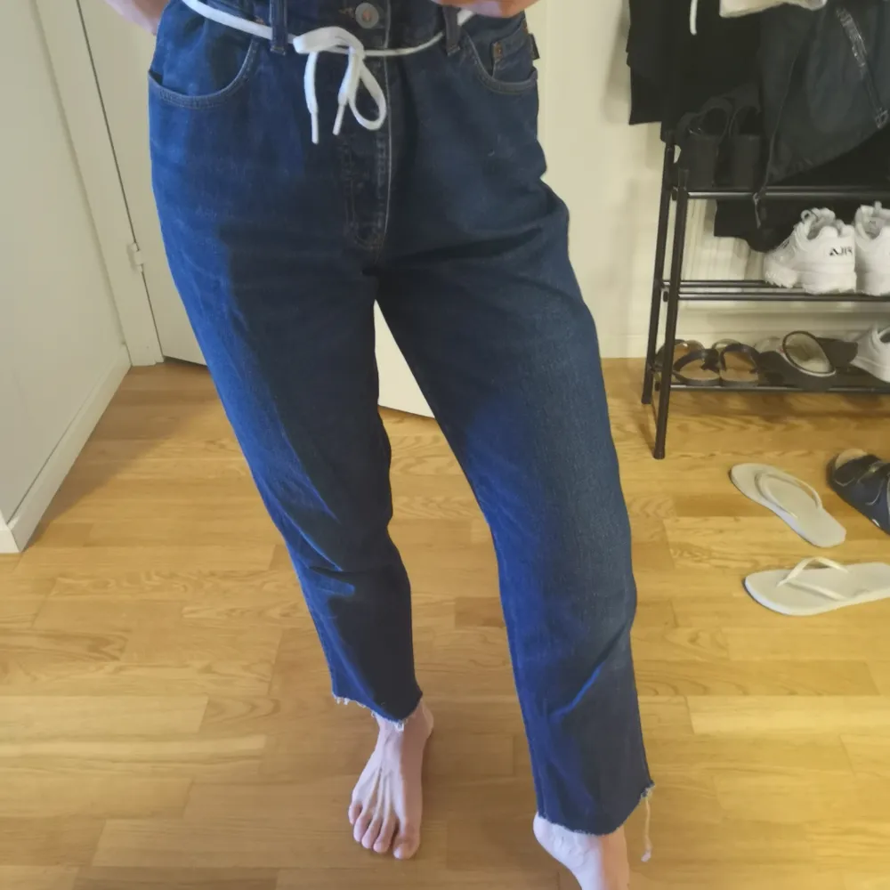 Snygga jeans köpta secondhand. Sparsamt använda ac mig och i väldigt fint skick. Supersköna dessutom! . Jeans & Byxor.
