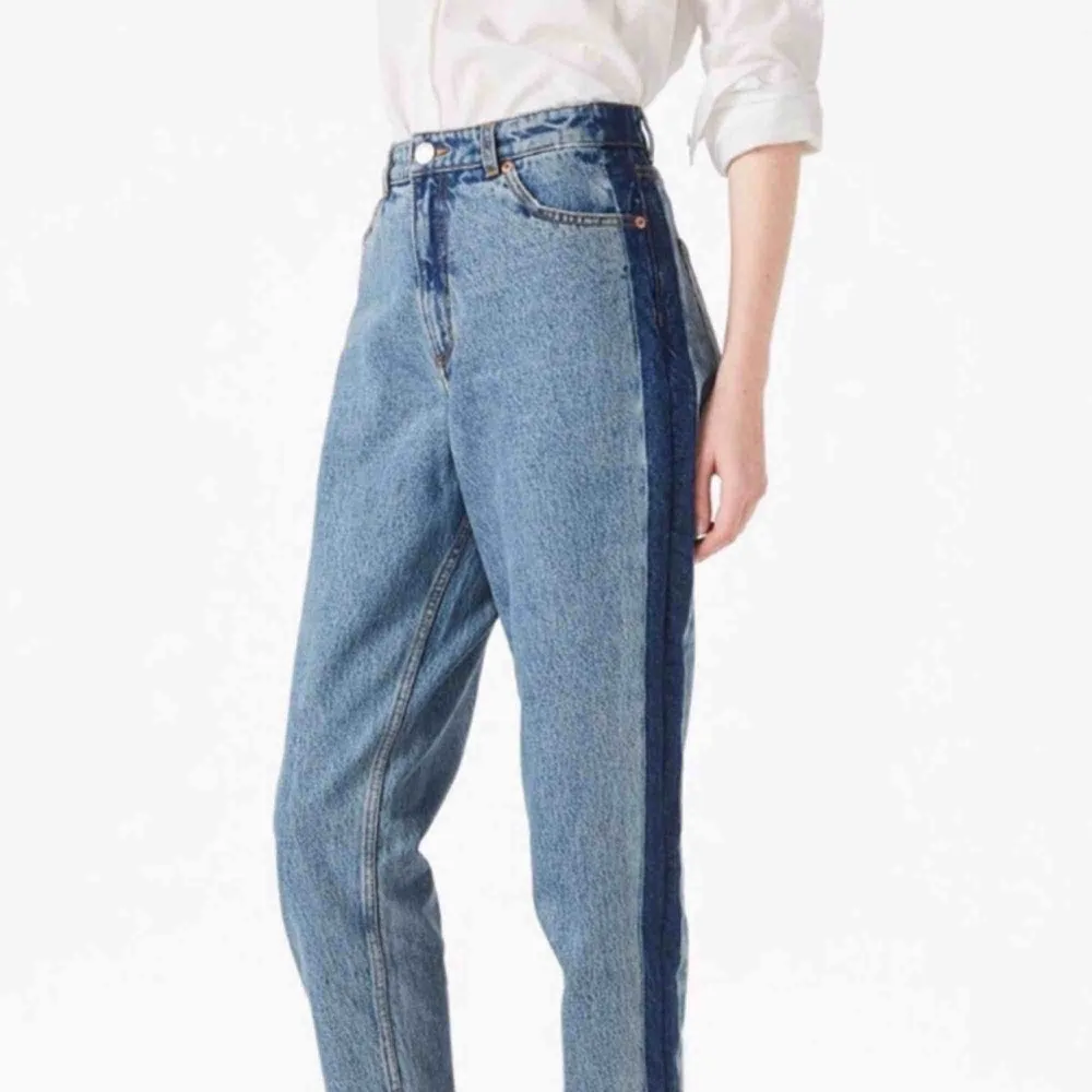 Fina jeans från Monki i modellen Taiki. Mörkare blå färgrand längs sidan. Hyfsat välanvända men fortfarande i väl skick. Frakt tillkommer. Jeans & Byxor.