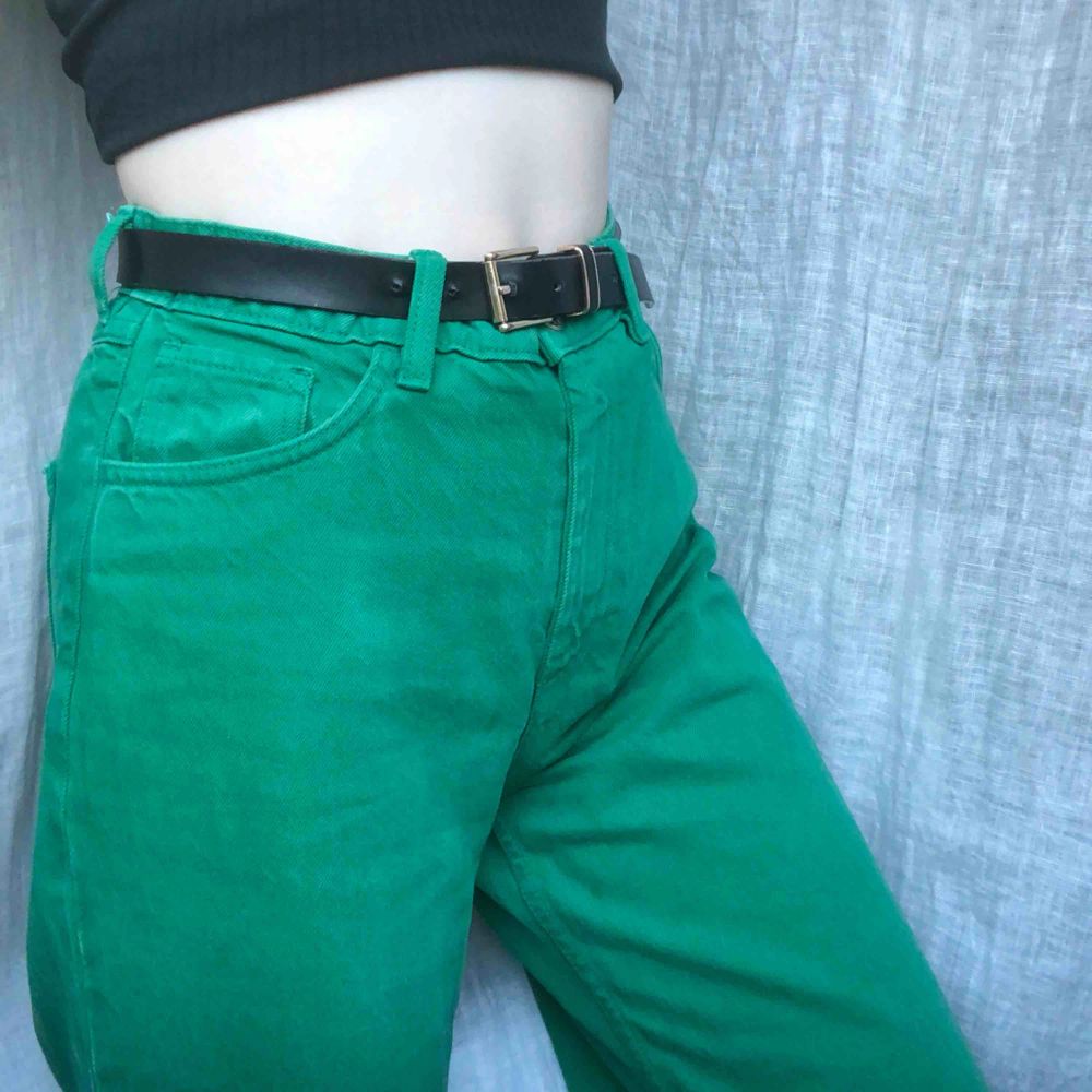 ✨ Gröna jeans från Monki. Vida ben som slutar vid ankeln. Endast använda ett fåtal gånger så de är i bra skick. Köparen står för frakten ✨. Jeans & Byxor.
