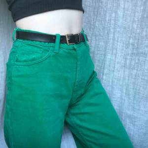 ✨ Gröna jeans från Monki. Vida ben som slutar vid ankeln. Endast använda ett fåtal gånger så de är i bra skick. Köparen står för frakten ✨