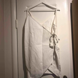  - Klänning i jeans från Weekday. Oanvänd, prislapp kvar. Skitsnygg, men aldrig kommit till användning.