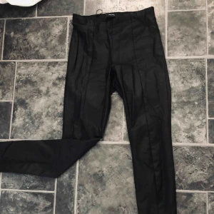  - Imitationsläder byxor från vero Moda! Sitter som en smäck, den har en slits nere på båda sidorna också. köparen står för frakt! 