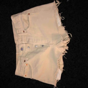  - Äkta Levis shorts, små i strl. Frakt tillkommer! 