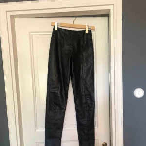  - Snygga vintage skinnbyxor med hög midja och dragkedja i bak.  Köpare betalar ev frakt. Kan mötas i centrala Sthlm.