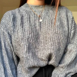  - Super mysig Oversized stickad tröja, kan stickas men en top under löser det! Den är köpt för 300kr. Köparen står för frakt💖💖