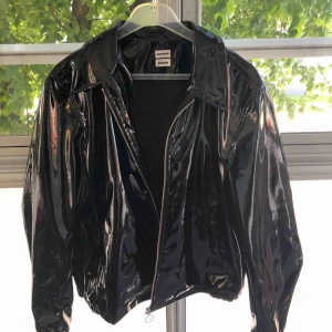  - Jacka från kollektionen eytys x hm. strl XL men sitter snyggt oversized. Bra skick knappt använd! Nypris: 1000kr