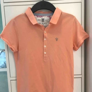  - Morris pikétröja peach-färgad & i superfint skick!💕  Köpt för 600kr💫 Hör av dig om bild på passformen, passar både X-small och small. 
