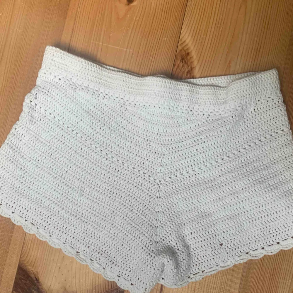 Fina virkade shorts från gina tricot. Använd ett fåtal gånger men i fint skick. Shorts.