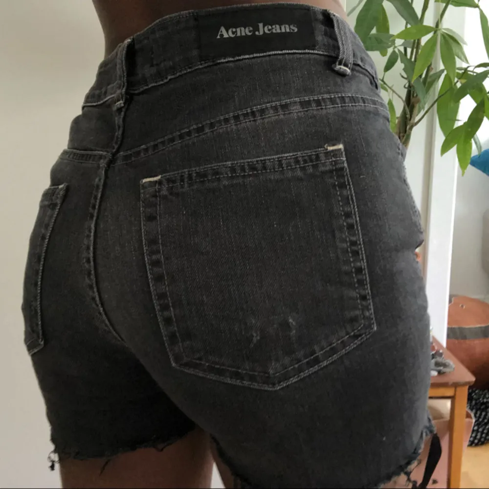 Avklippta jeans från Acne . Shorts.