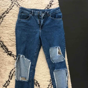  - Jeans från the ragged priest, väldigt high wasted och straight leg. Sjukt sköna och coola, köpte i London. Säljer pga gillar inte modellen på mig. 